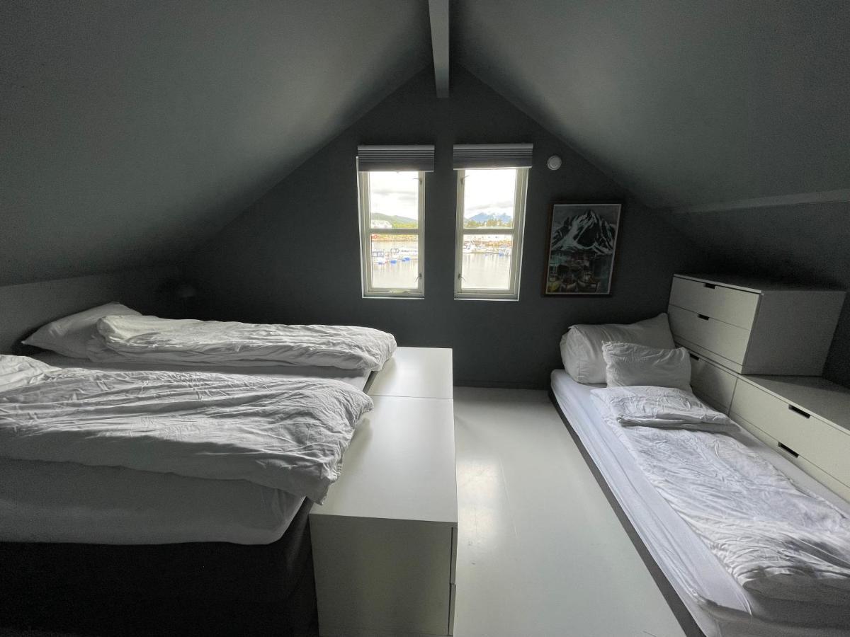 Charming Waterfront Cabin In Ballstad, Lofoten Esterno foto