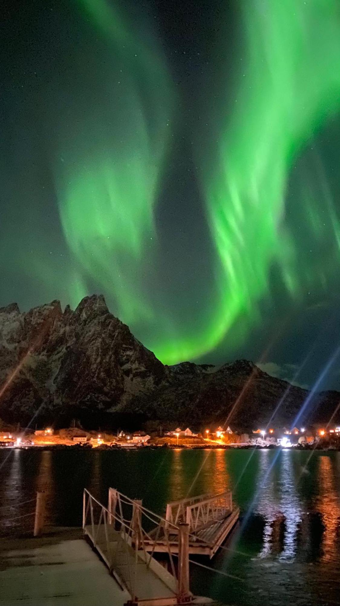 Charming Waterfront Cabin In Ballstad, Lofoten Esterno foto