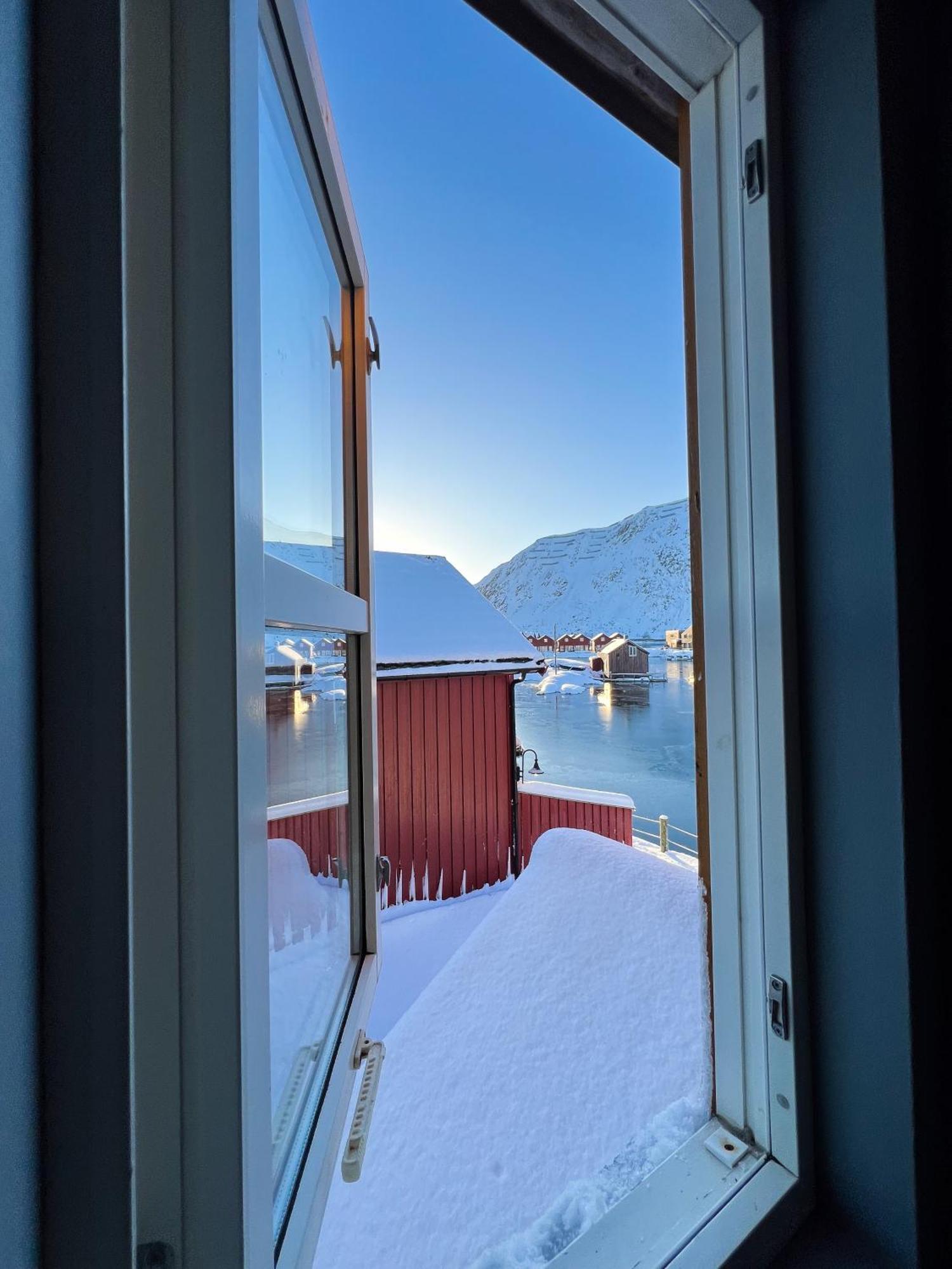 Charming Waterfront Cabin In Ballstad, Lofoten Esterno foto