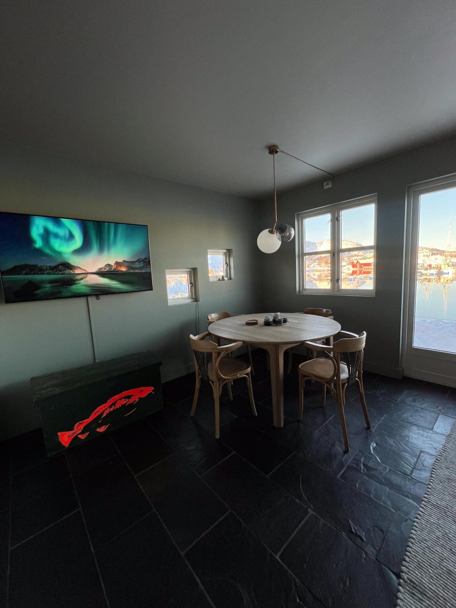 Charming Waterfront Cabin In Ballstad, Lofoten Esterno foto