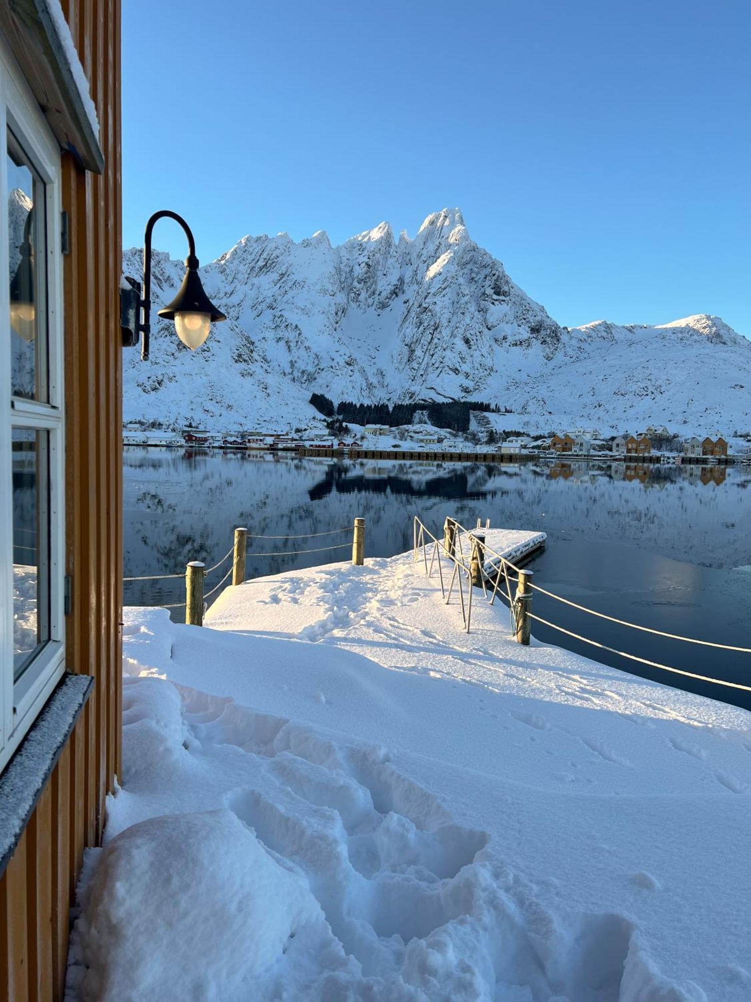 Charming Waterfront Cabin In Ballstad, Lofoten Esterno foto