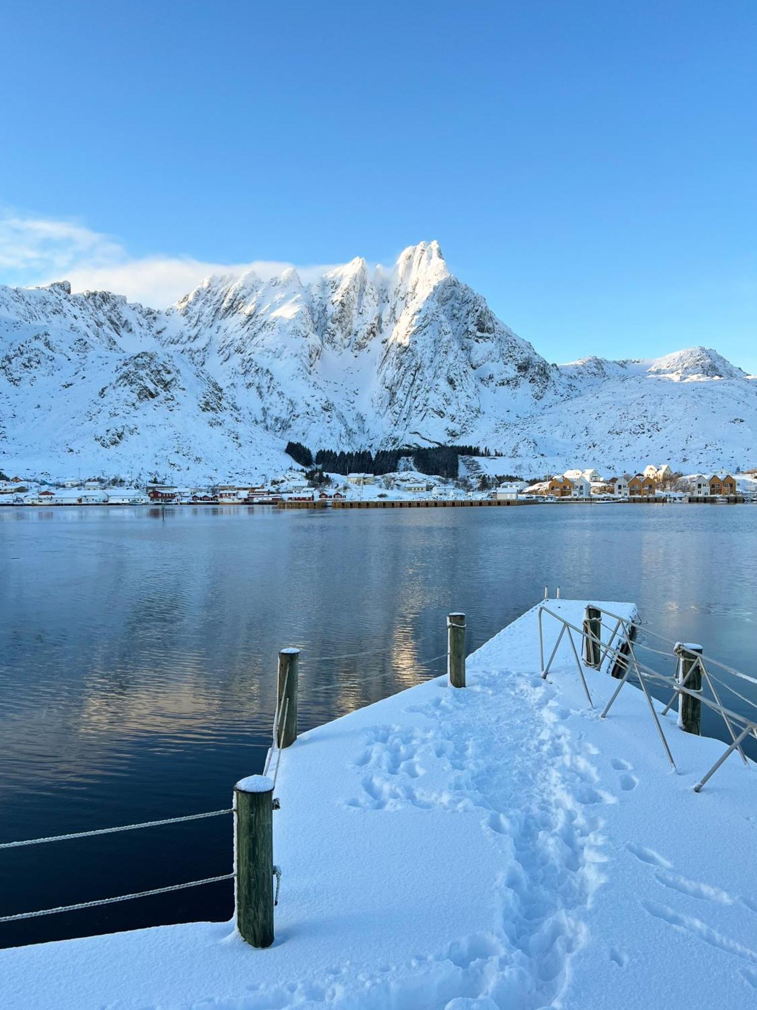 Charming Waterfront Cabin In Ballstad, Lofoten Esterno foto